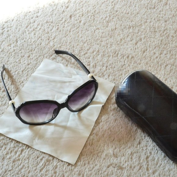 Accessories - Lady's Sunglasses with pearl on arms